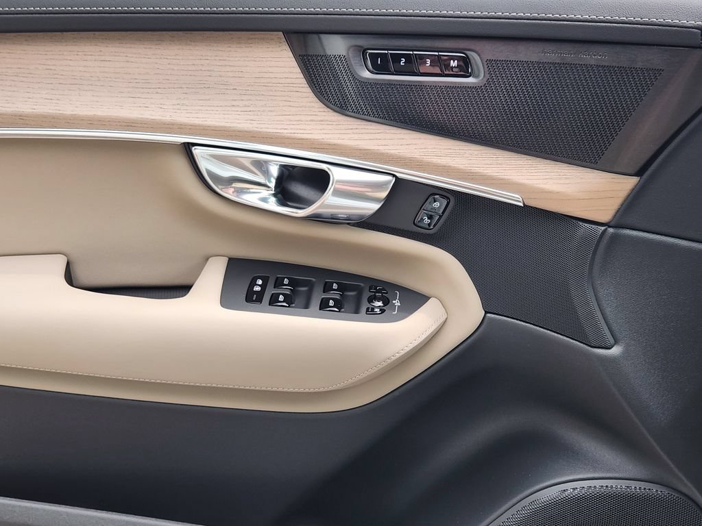 New 2026 Volvo XC90 T8 Plus w/ Protection Package Premier AWD/4WD image 12