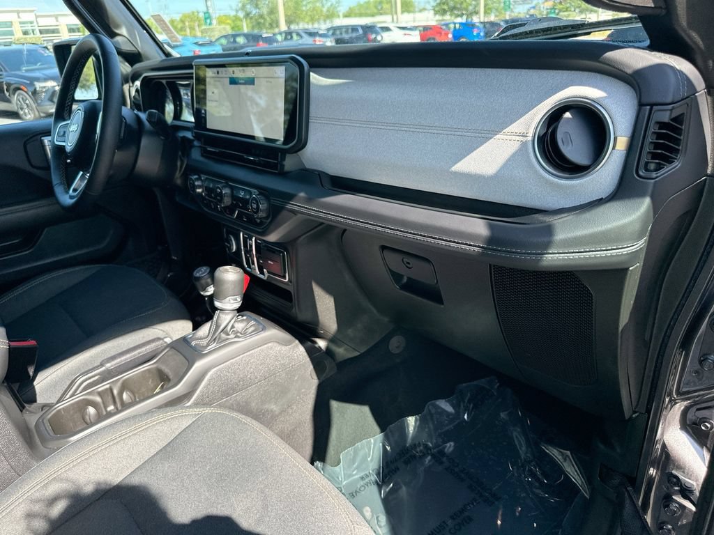 Used 2025 Jeep Wrangler Unlimited Sahara AWD/4WD image 28