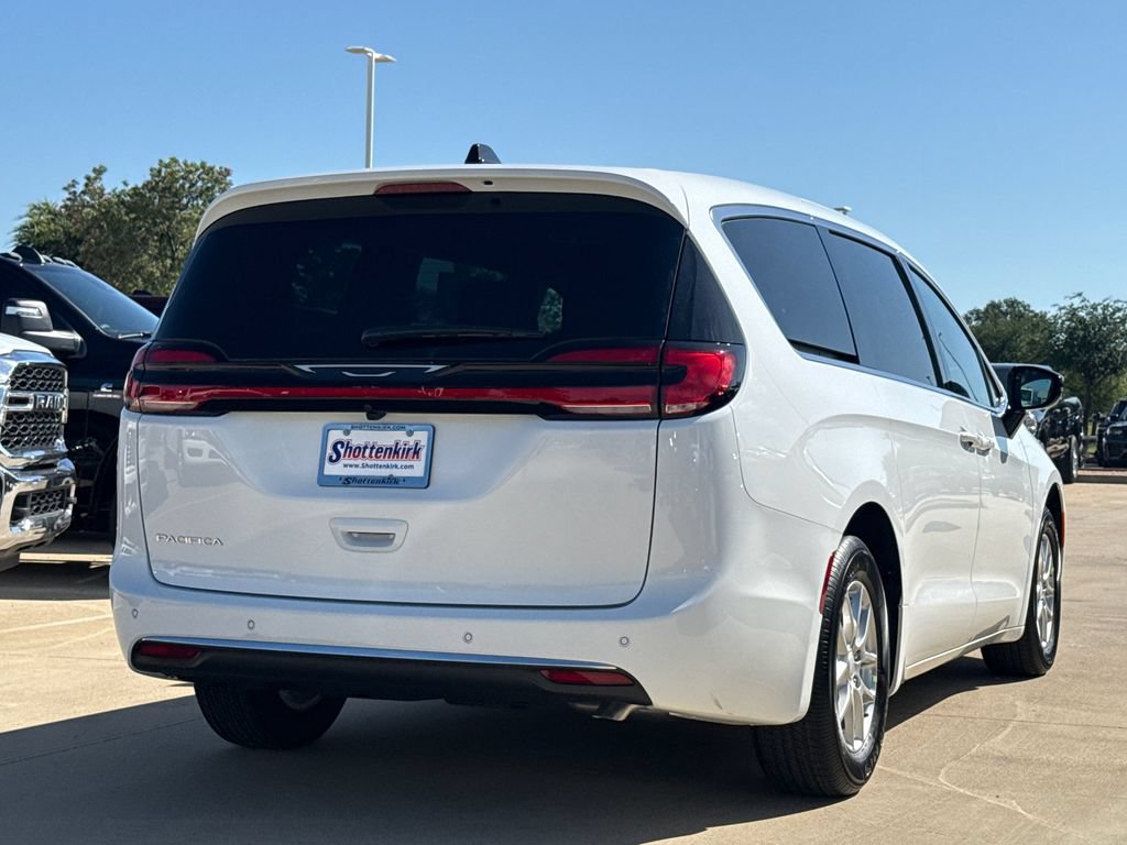New 2027 Chrysler Pacifica Select FWD image 8