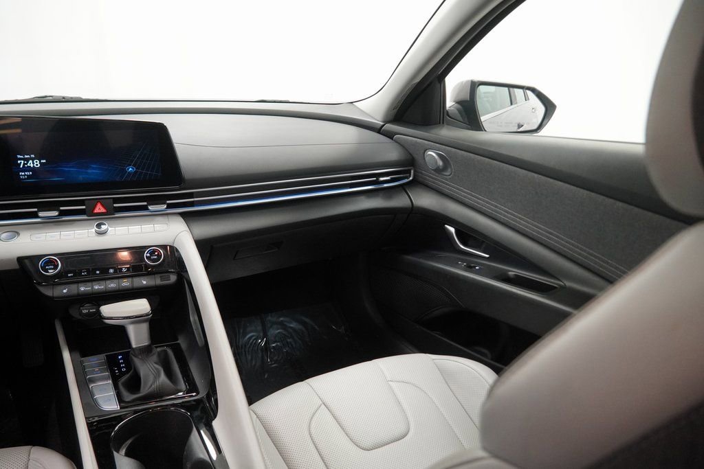 Used 2024 Hyundai Elantra Limited image 25