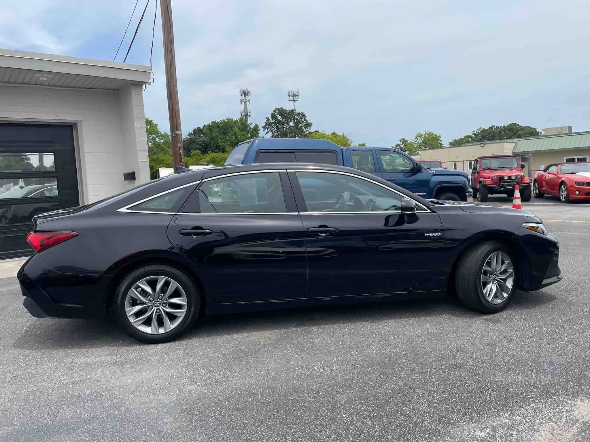 Used 2019 Toyota Avalon XLE image 3