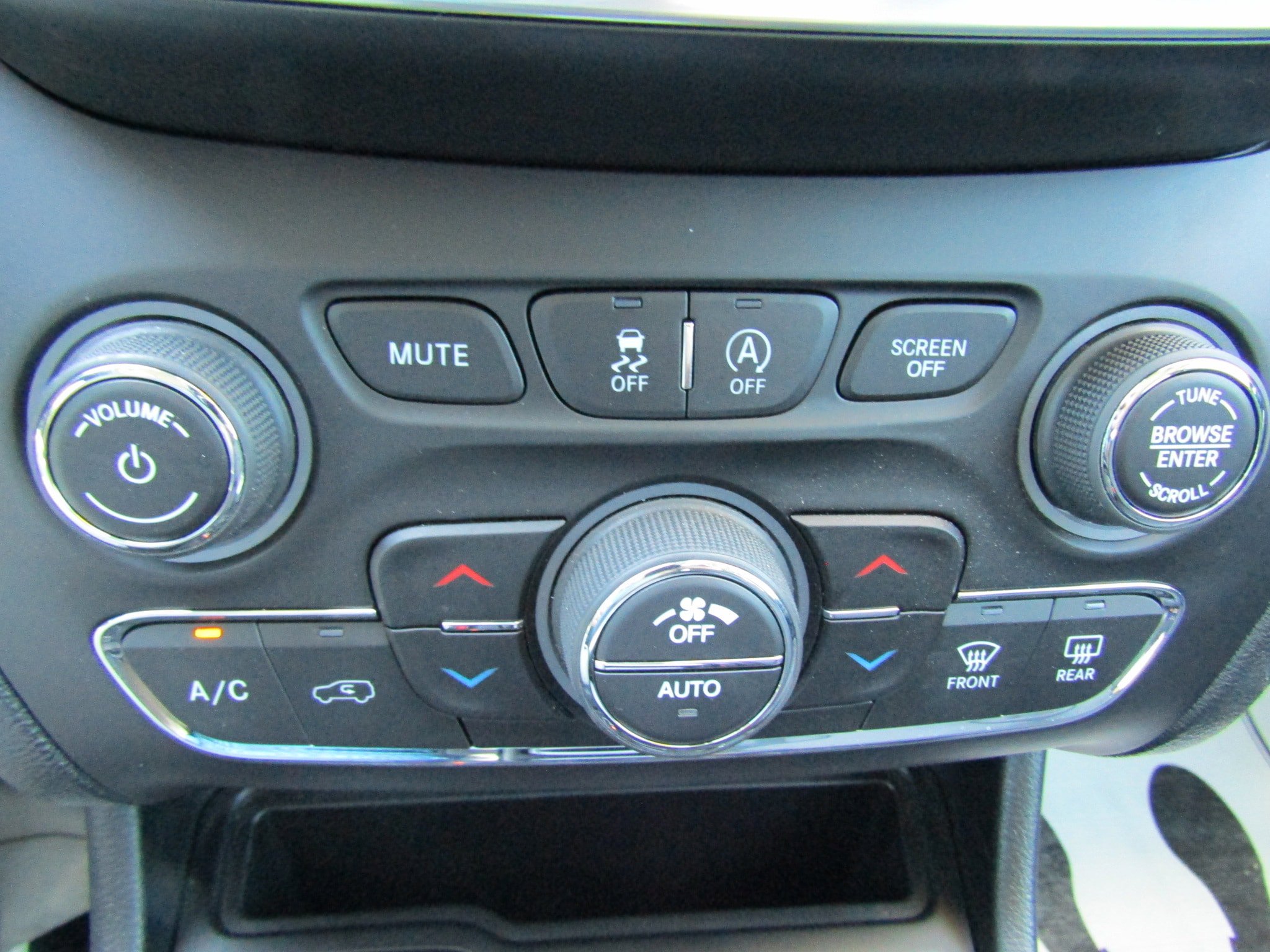 Used 2022 Jeep Cherokee Limited AWD/4WD image 30