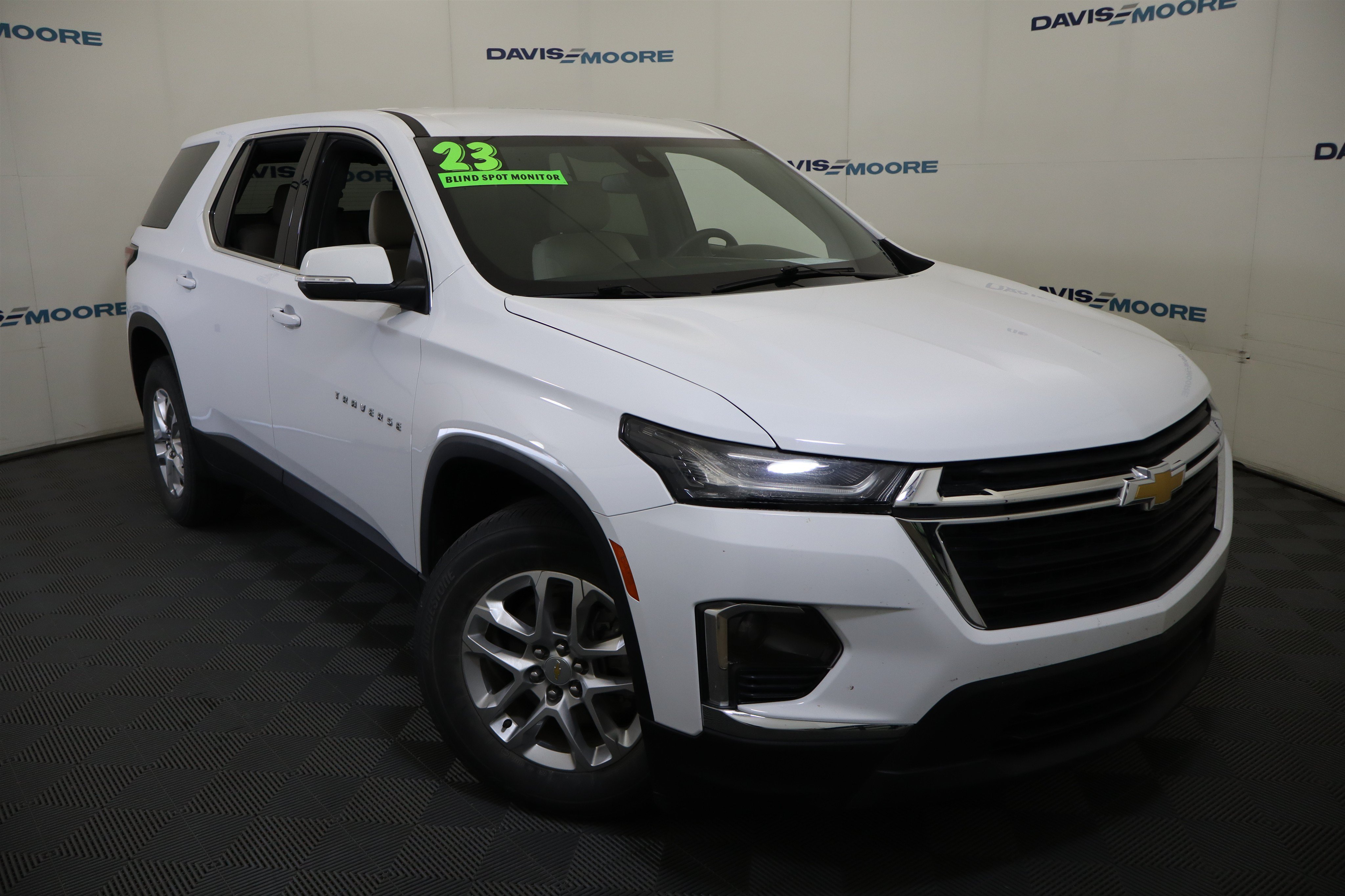 Used 2023 Chevrolet Traverse LS FWD image 2