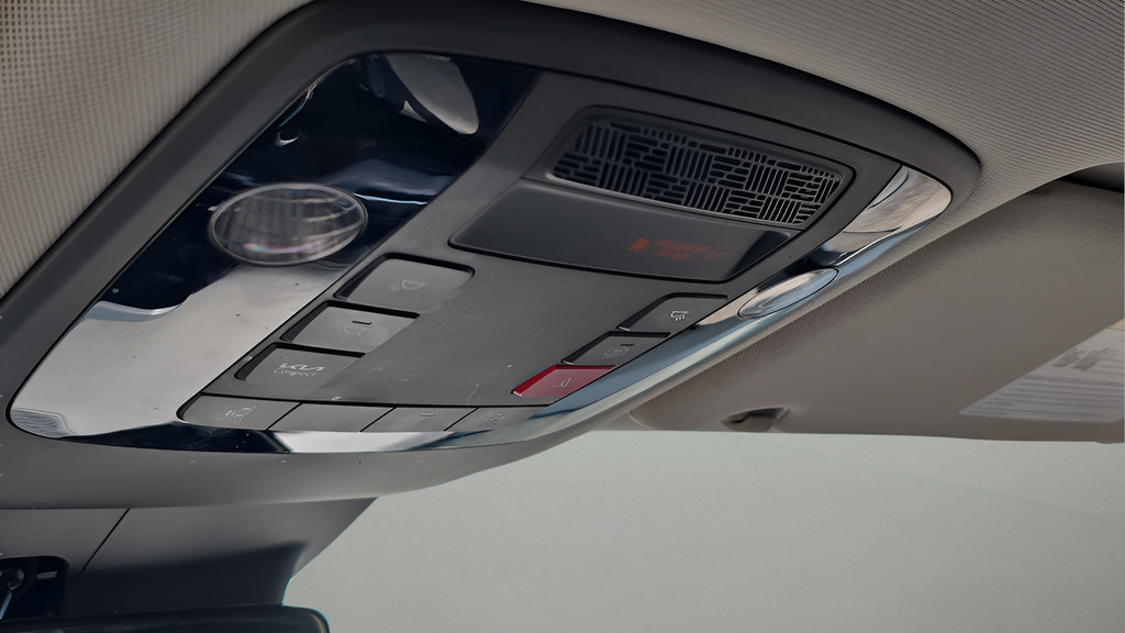 Used 2025 Kia Carnival FWD image 25