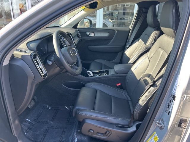 Certified 2025 Volvo XC40 B5 Plus AWD/4WD image 17