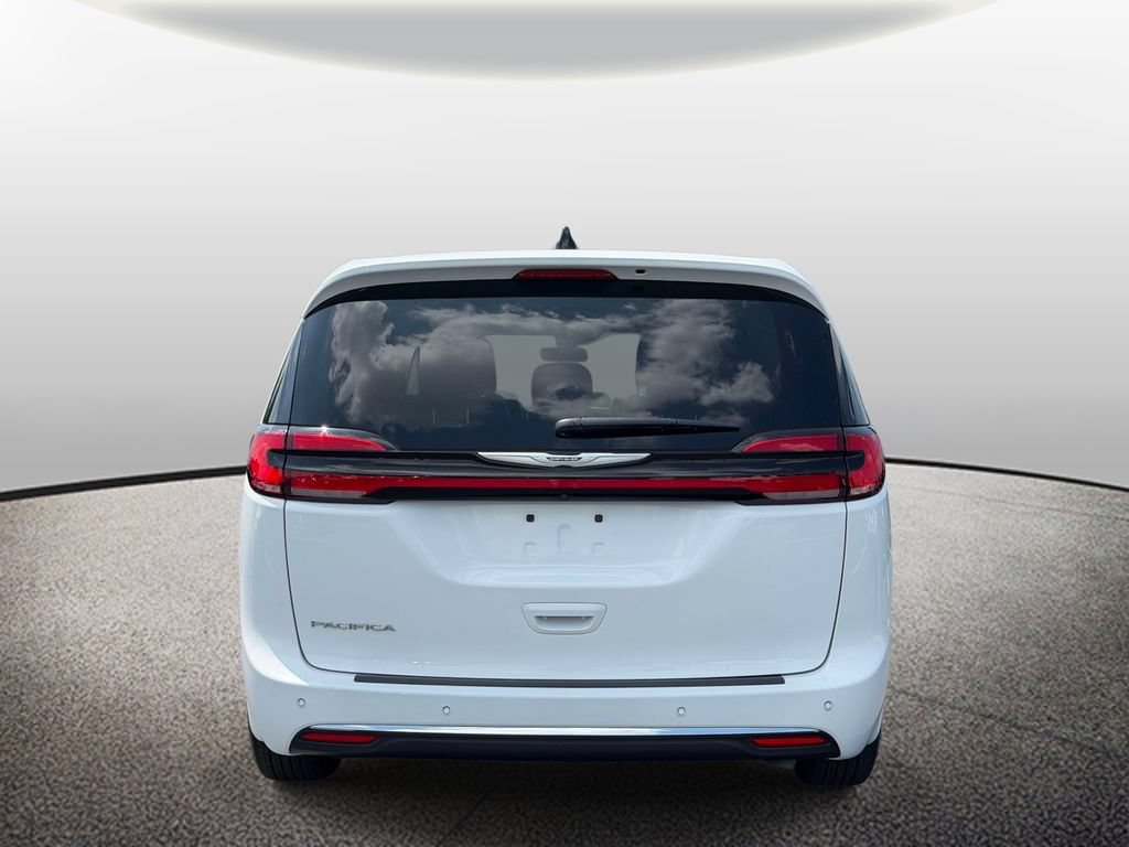 Used 2024 Chrysler Pacifica Touring-L FWD image 4