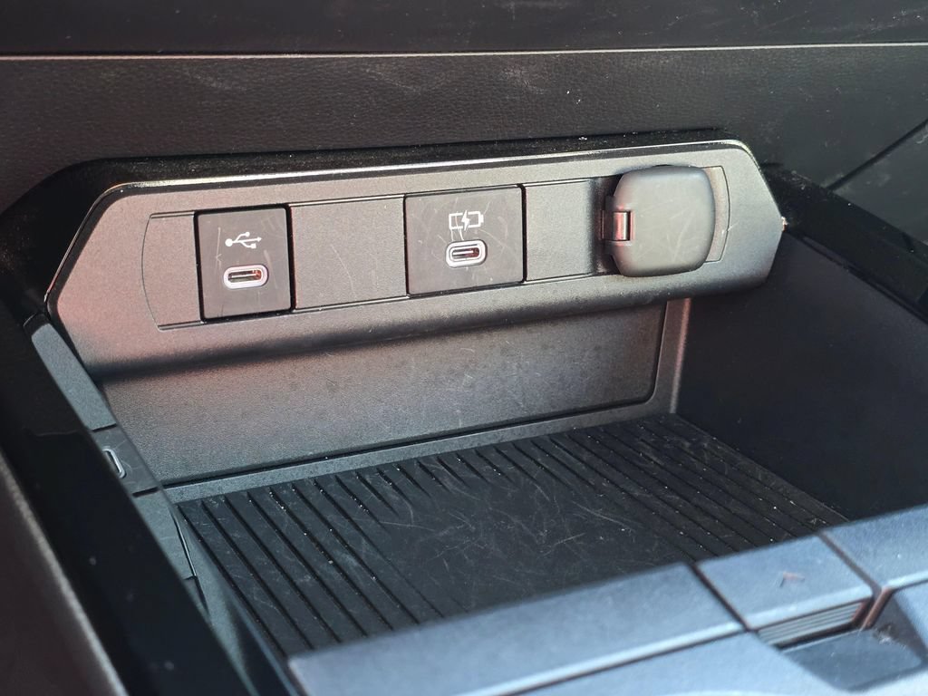 Used 2024 Toyota Prius XLE AWD/4WD image 32