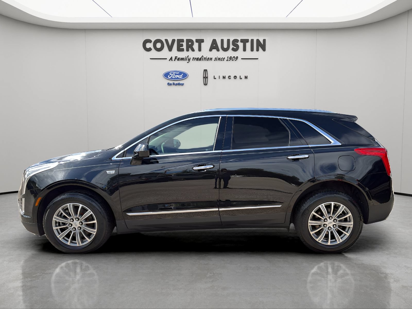 Used 2017 Cadillac XT5 Luxury w/ Driver Awareness Package FWD image 3