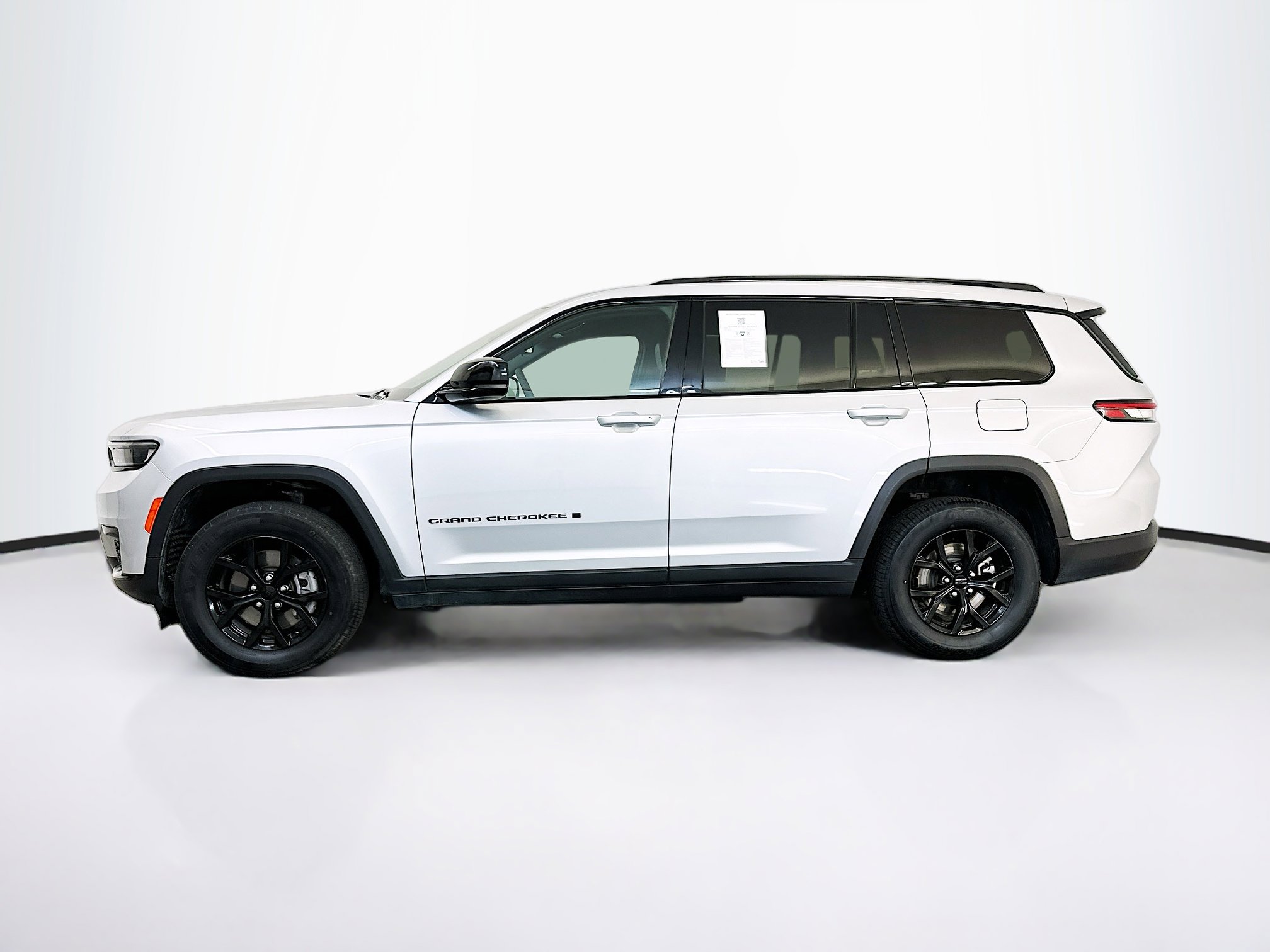 Used 2024 Jeep Grand Cherokee L Laredo image 4
