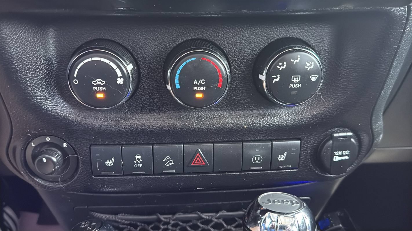 Used 2015 Jeep Wrangler Unlimited Rubicon AWD/4WD image 23
