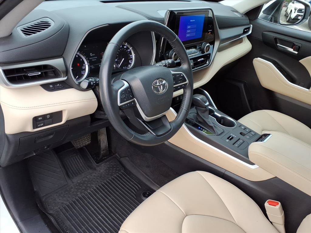 Used 2023 Toyota Highlander XLE AWD/4WD image 6