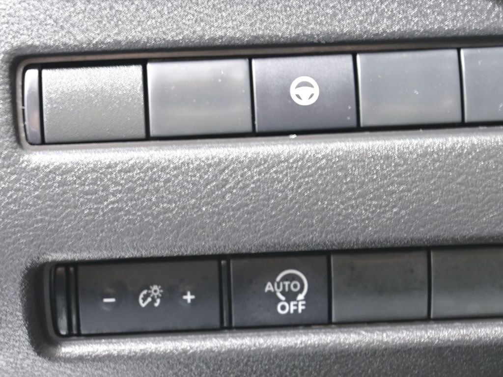 Used 2023 Nissan Rogue SV image 15