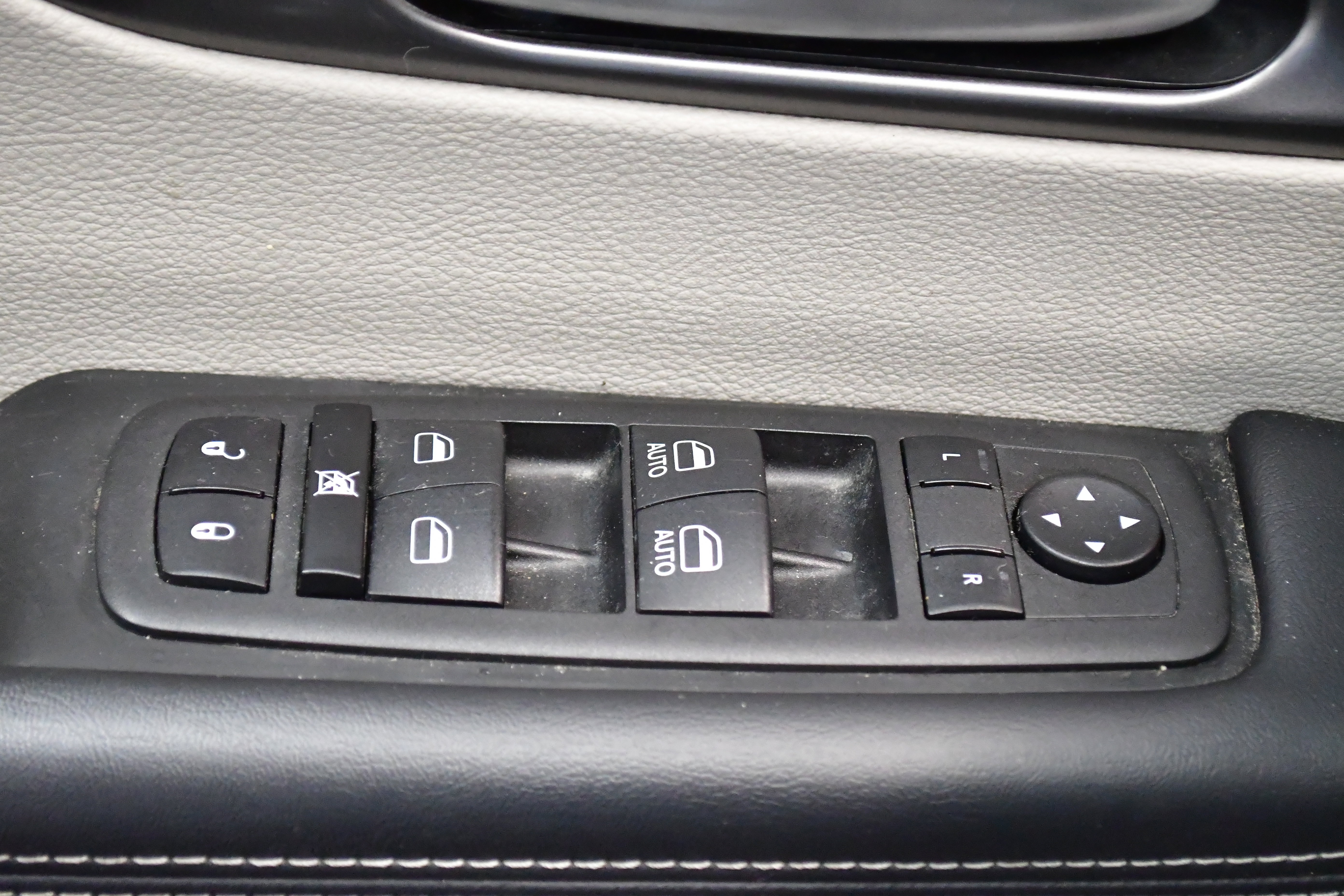 Used 2023 Chrysler Pacifica Touring-L image 39