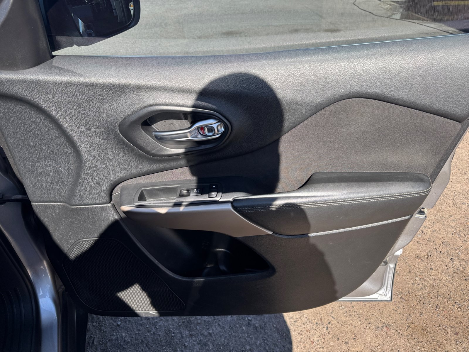 Used 2017 Jeep Cherokee Latitude w/ Comfort/Convenience Group FWD image 34