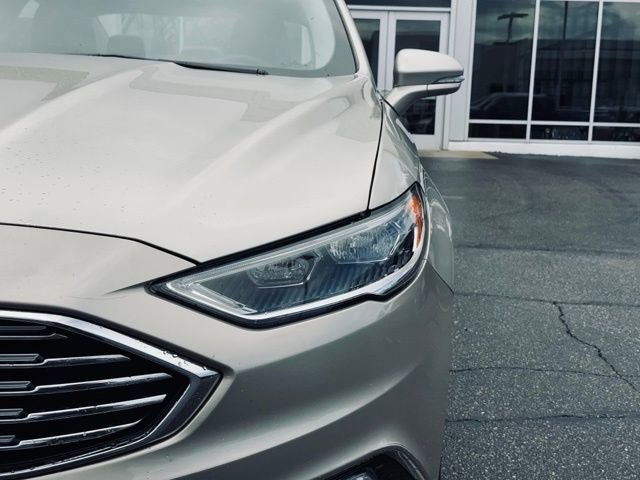 Used 2017 Ford Fusion SE w/ Fusion SE Technology Package image 3