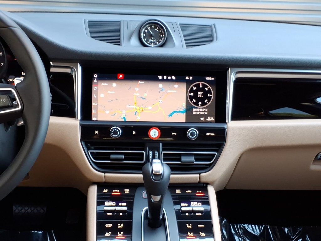 Certified 2026 Porsche Macan AWD/4WD image 21