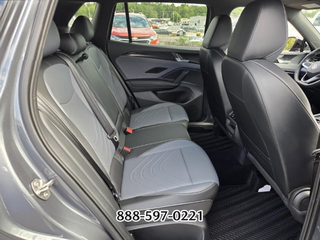Used 2025 Volkswagen Tiguan SE R-Line AWD/4WD image 19