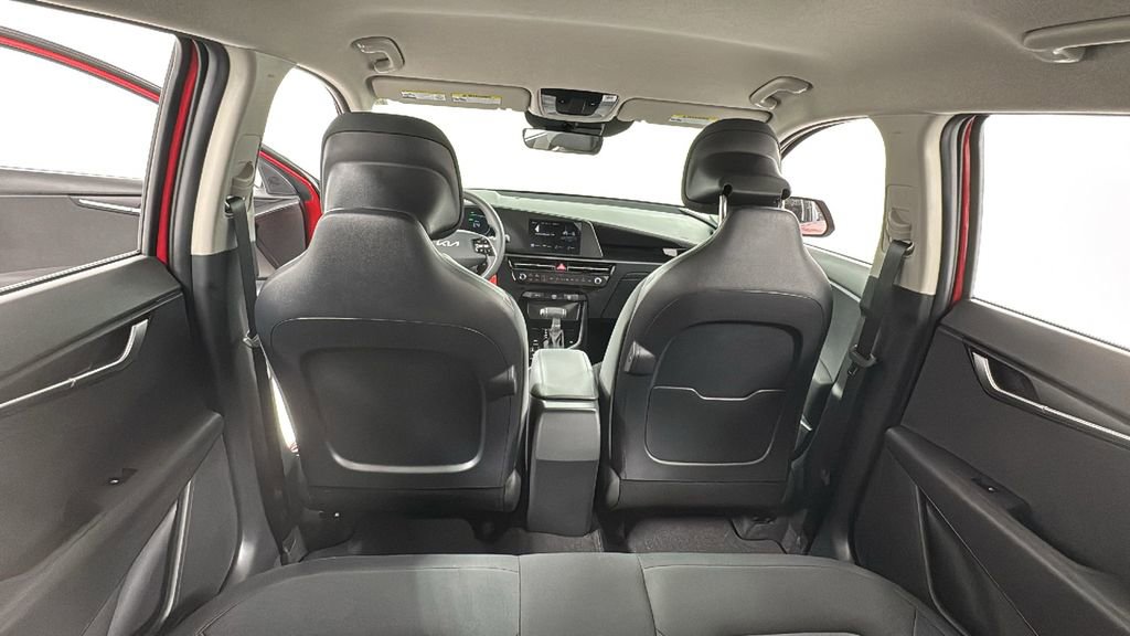 Used 2025 Kia Niro LX image 17
