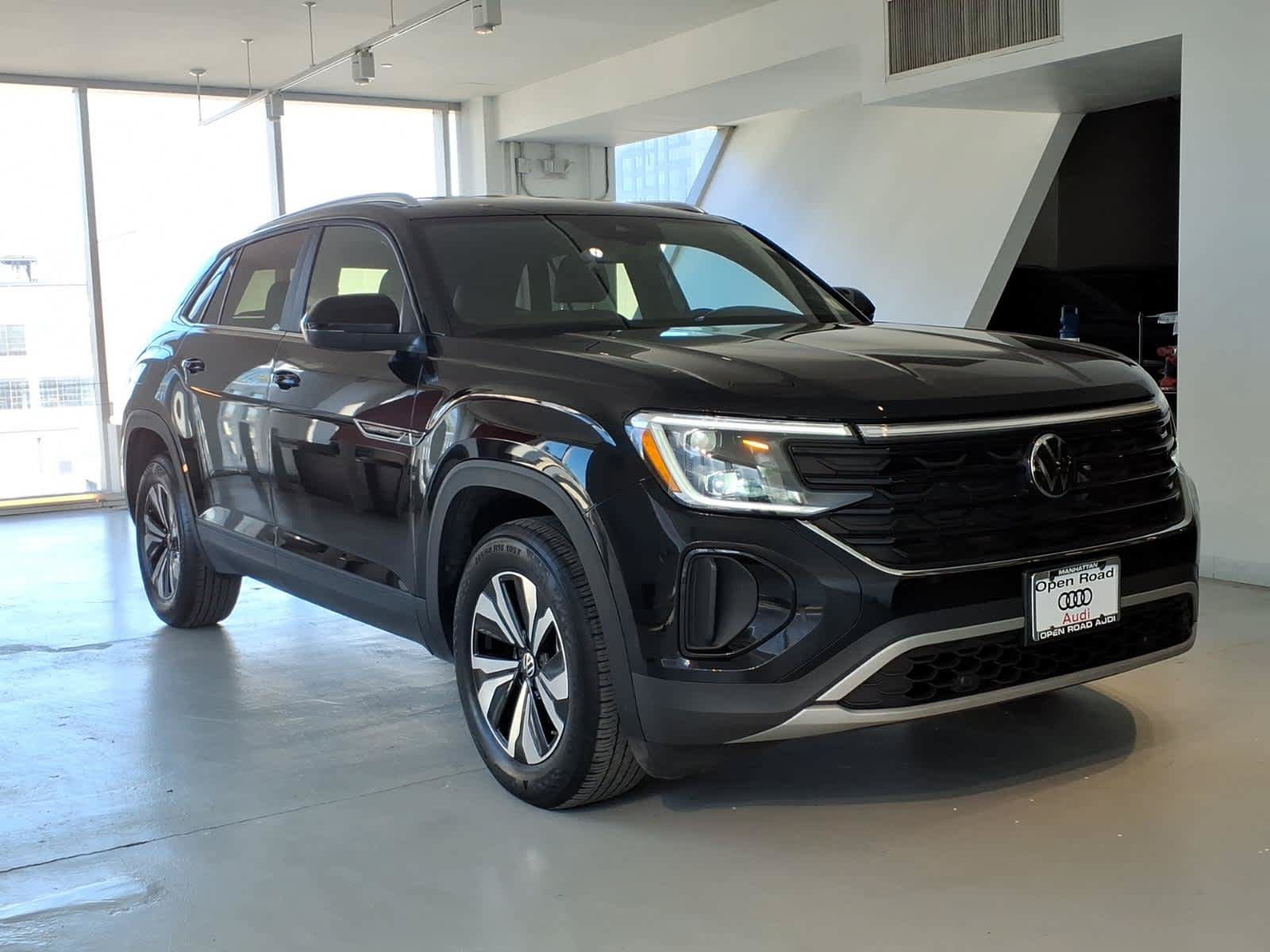 Used 2024 Volkswagen Atlas Cross Sport SE FWD image 3
