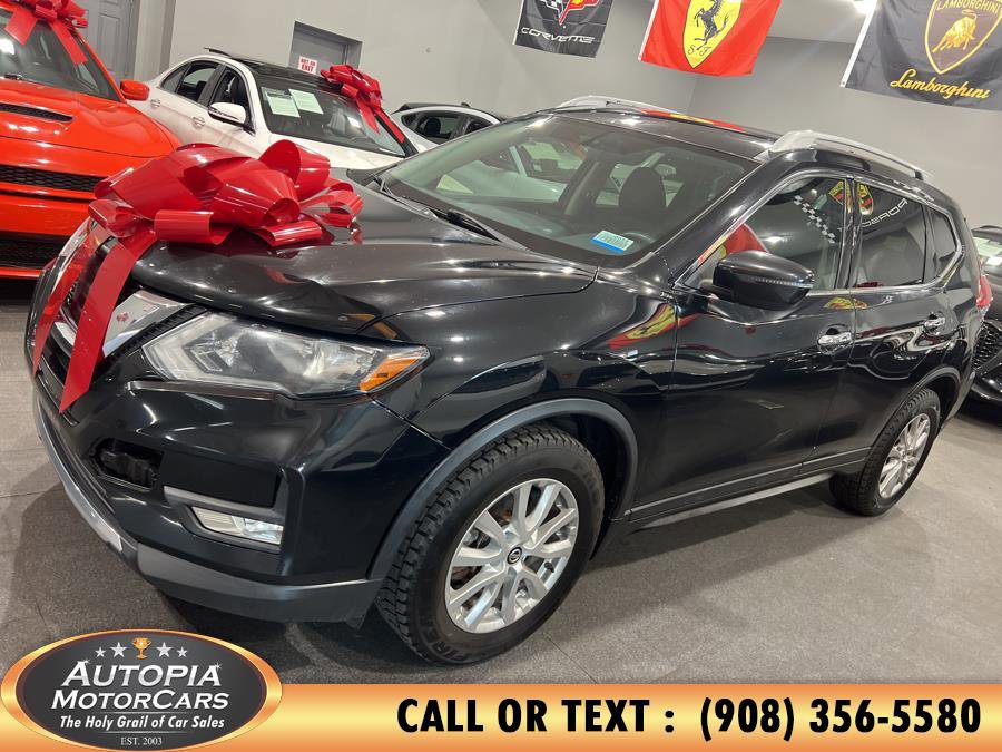 Used 2017 Nissan Rogue SV image 2