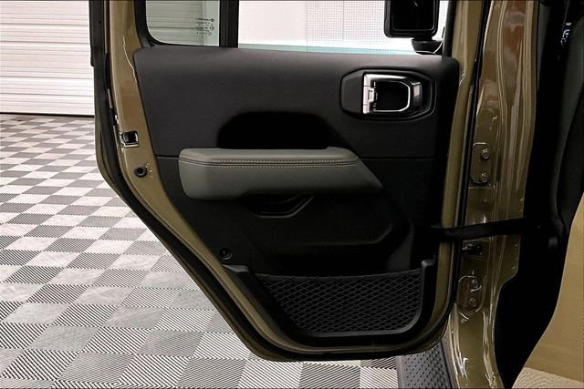 Used 2025 Jeep Gladiator Mojave AWD/4WD image 21