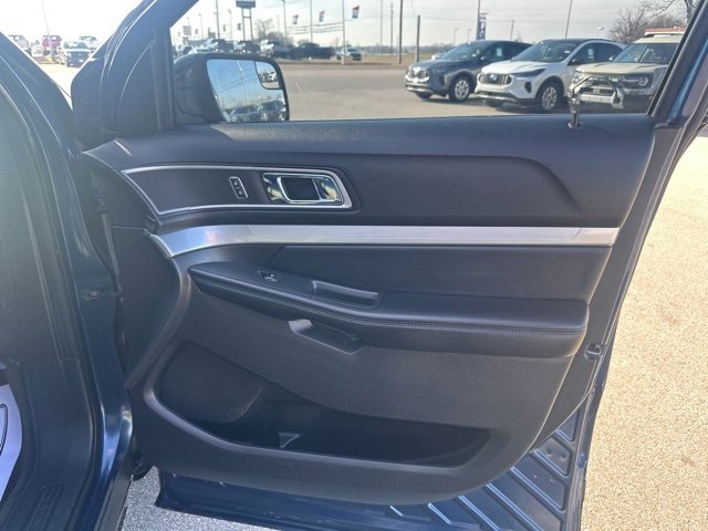 Used 2017 Ford Explorer XLT image 11