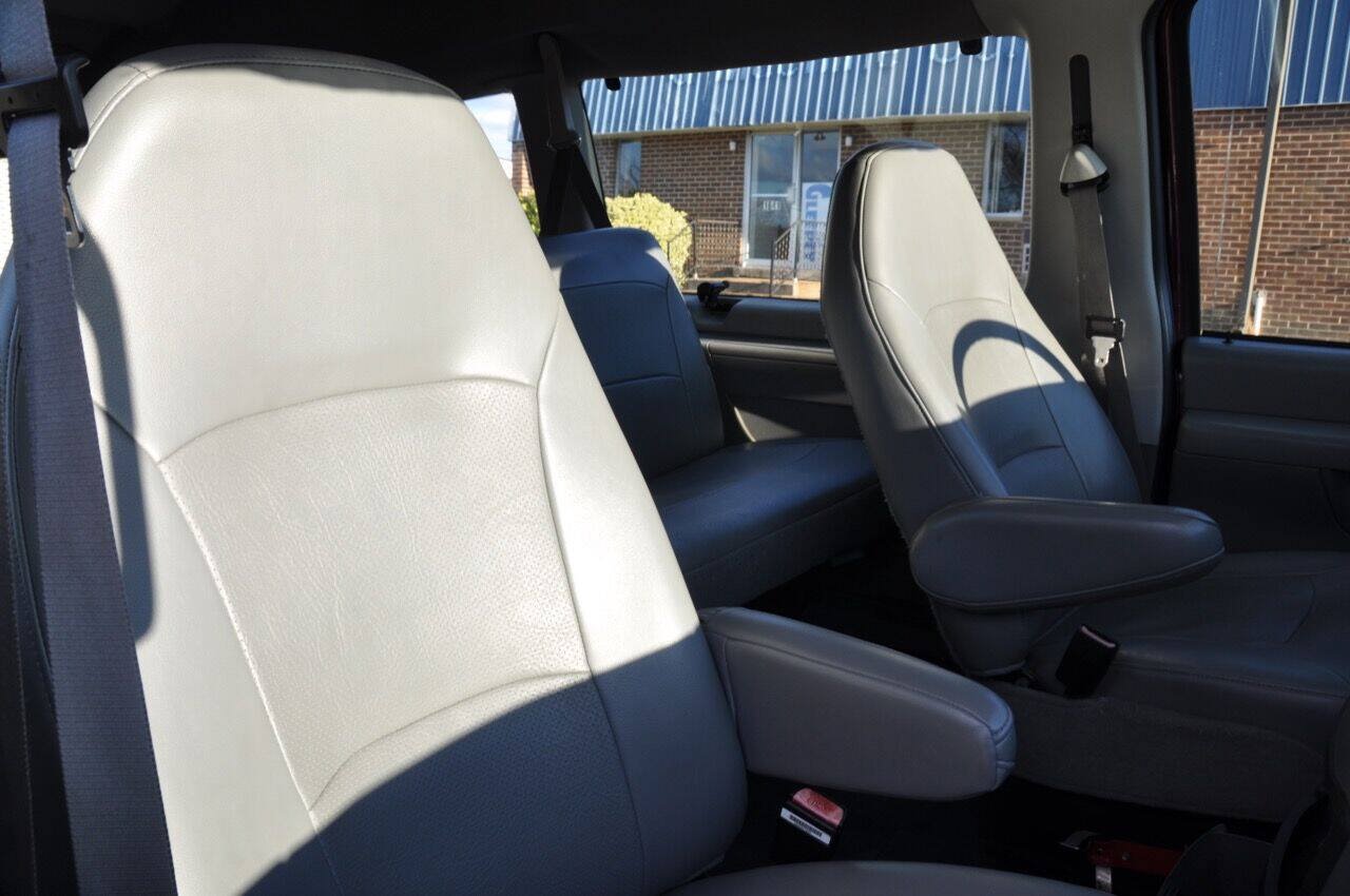 Used 2005 Ford E-350 and Econoline 350 XL RWD image 31