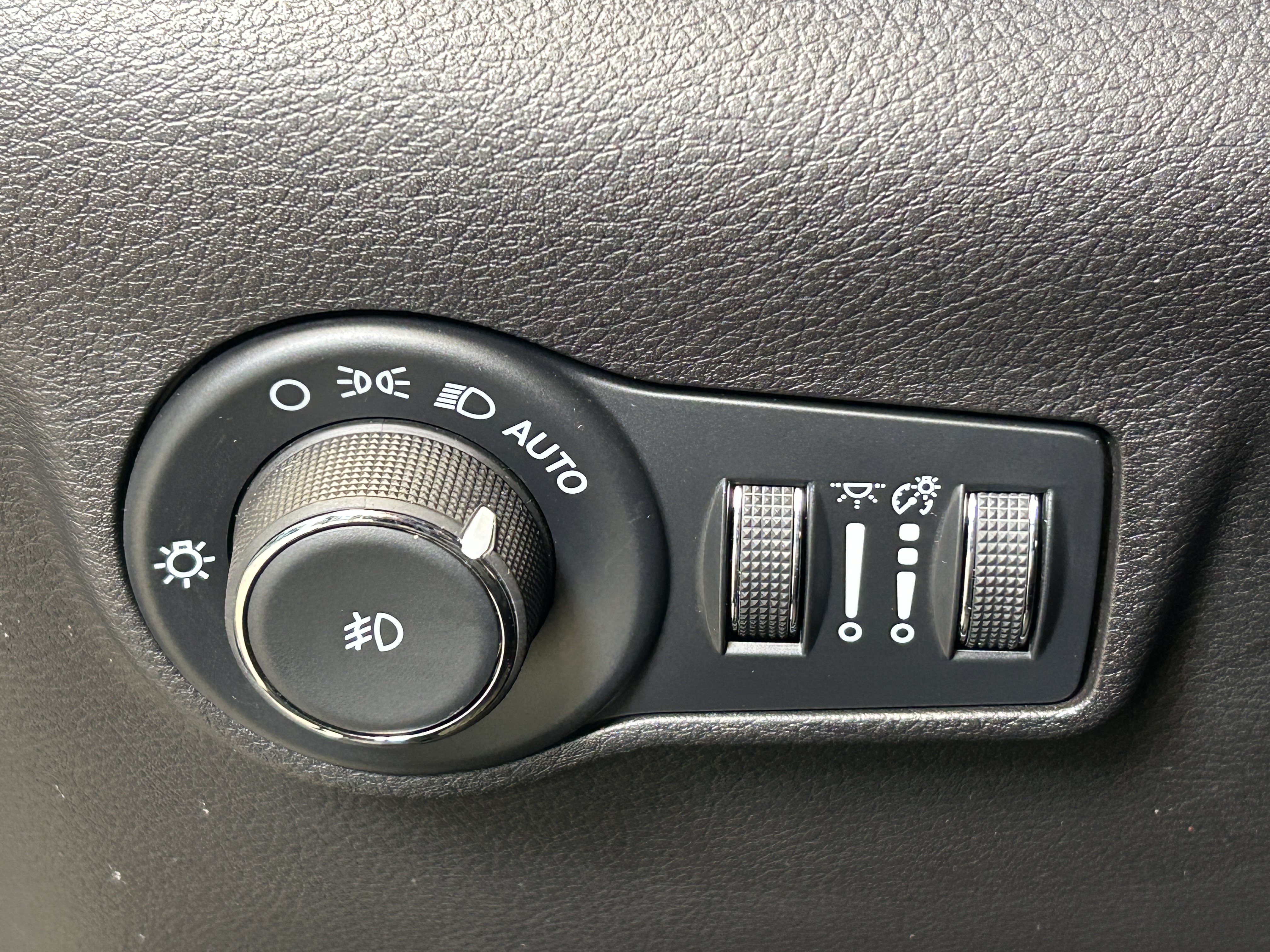 Certified 2025 Jeep Compass Limited w/ Sun & Sound Group AWD/4WD image 23