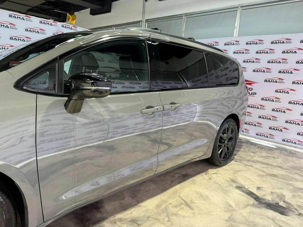 Used 2025 Chrysler Pacifica Limited FWD image 6