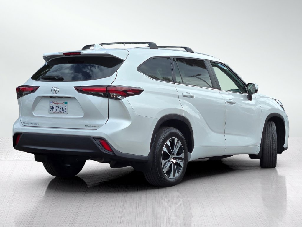 Used 2024 Toyota Highlander XLE AWD/4WD image 5