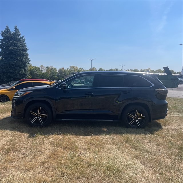 Used 2017 Toyota Highlander XLE image 1