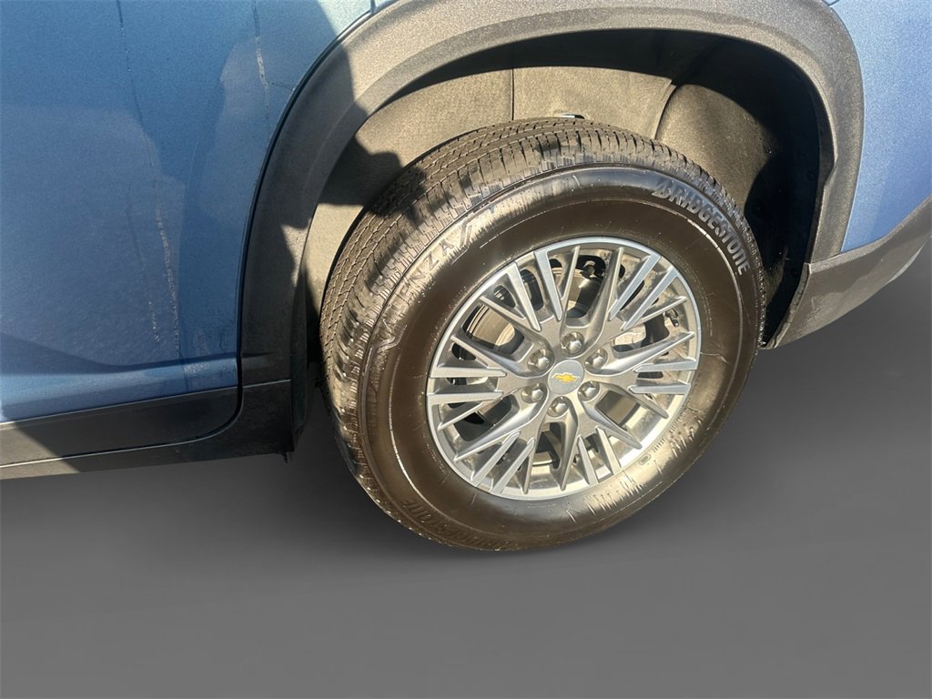 Used 2025 Chevrolet Traverse LT image 8