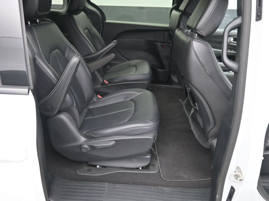 Used 2024 Chrysler Pacifica Limited FWD image 15