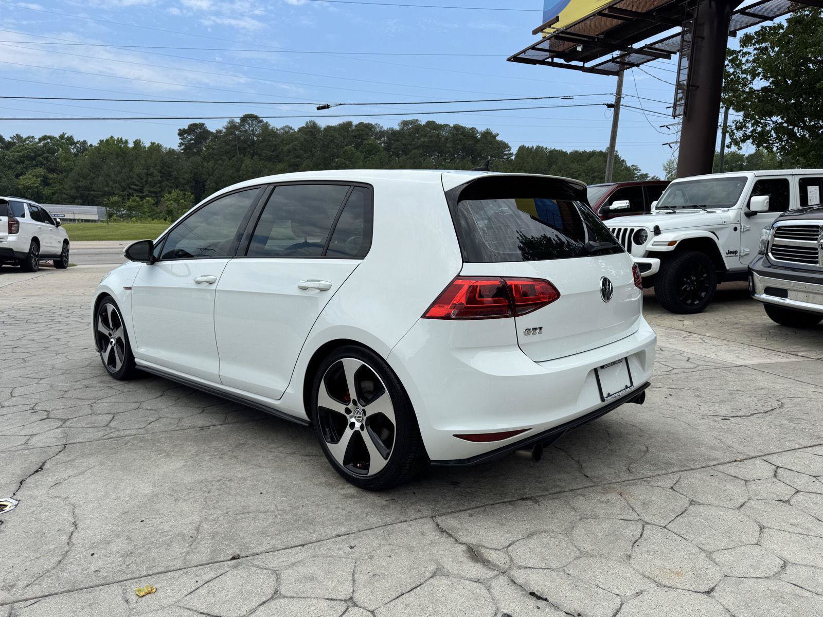 Used 2015 Volkswagen GTI SE FWD image 11