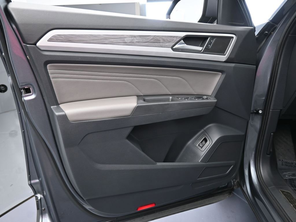 Used 2022 Volkswagen Atlas Cross Sport SE w/ Black Wheel Package image 17