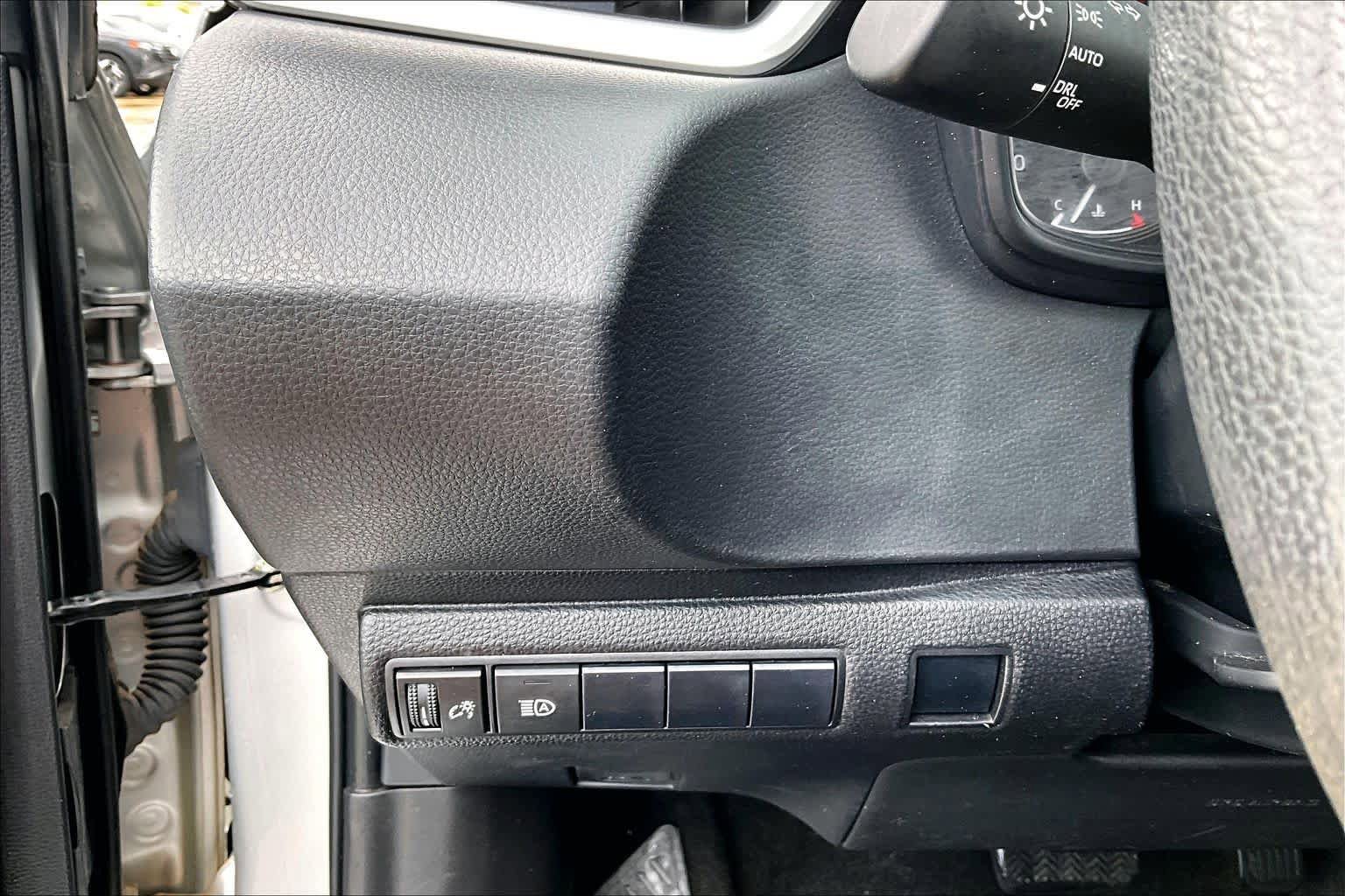 Used 2021 Toyota Corolla LE FWD image 32