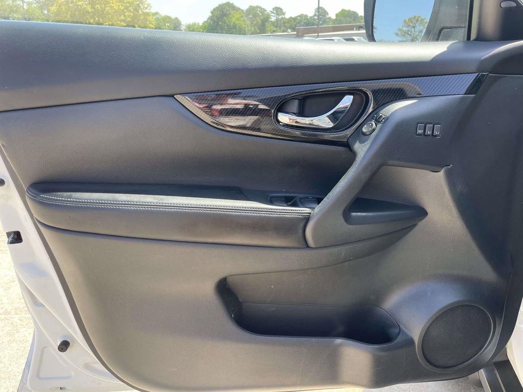 Used 2018 Nissan Rogue SL w/ Premium Package FWD image 17