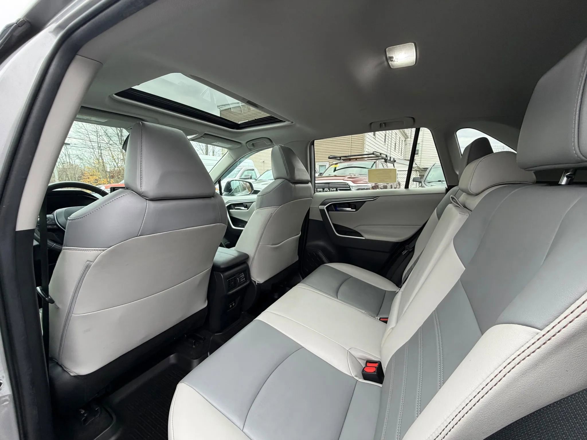 Used 2019 Toyota RAV4 XLE Premium image 10