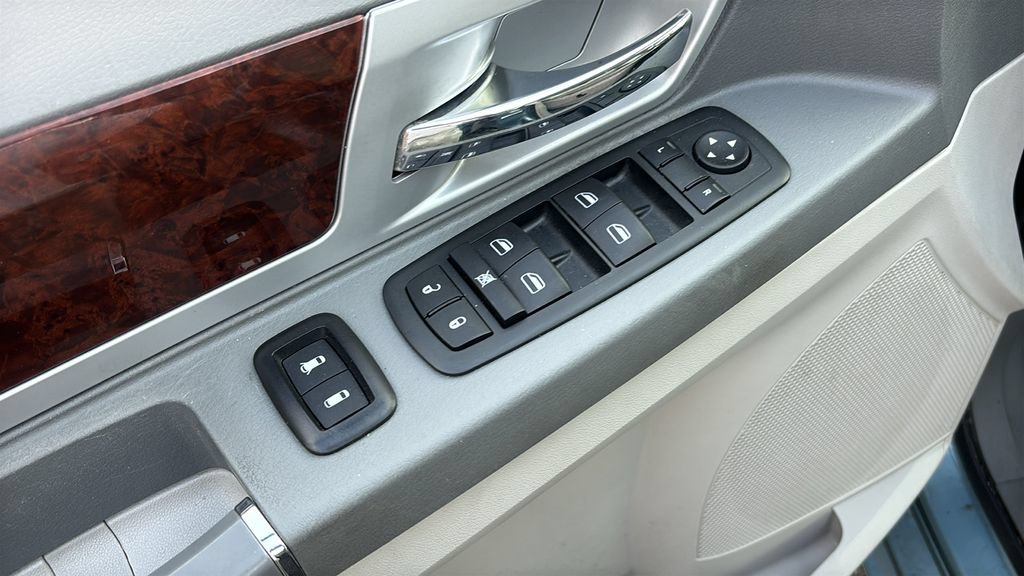 Used 2009 Chrysler Town & Country Touring FWD image 15