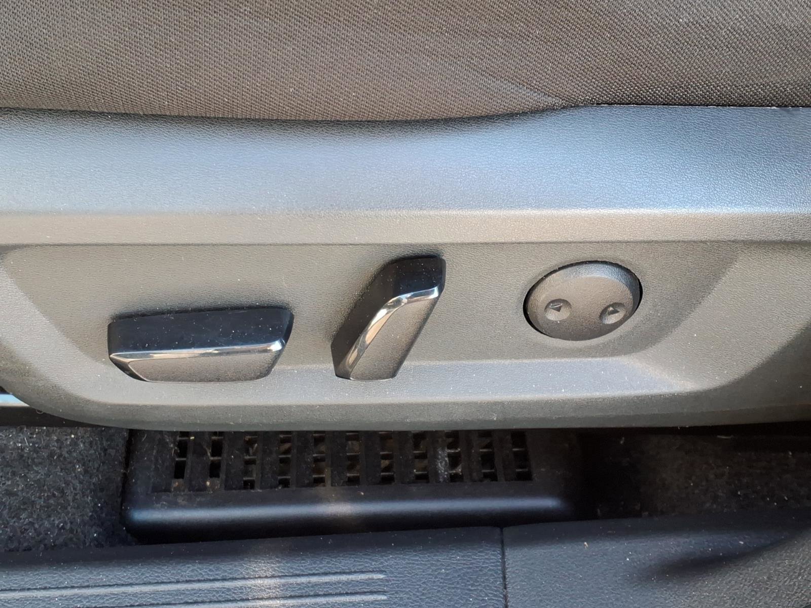 Used 2023 Nissan Rogue SV image 5