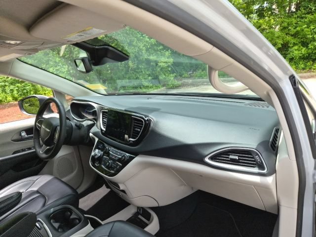 Used 2023 Chrysler Pacifica Touring-L FWD image 10
