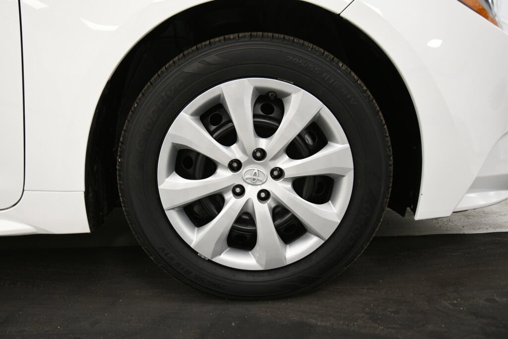 Used 2022 Toyota Corolla LE image 9