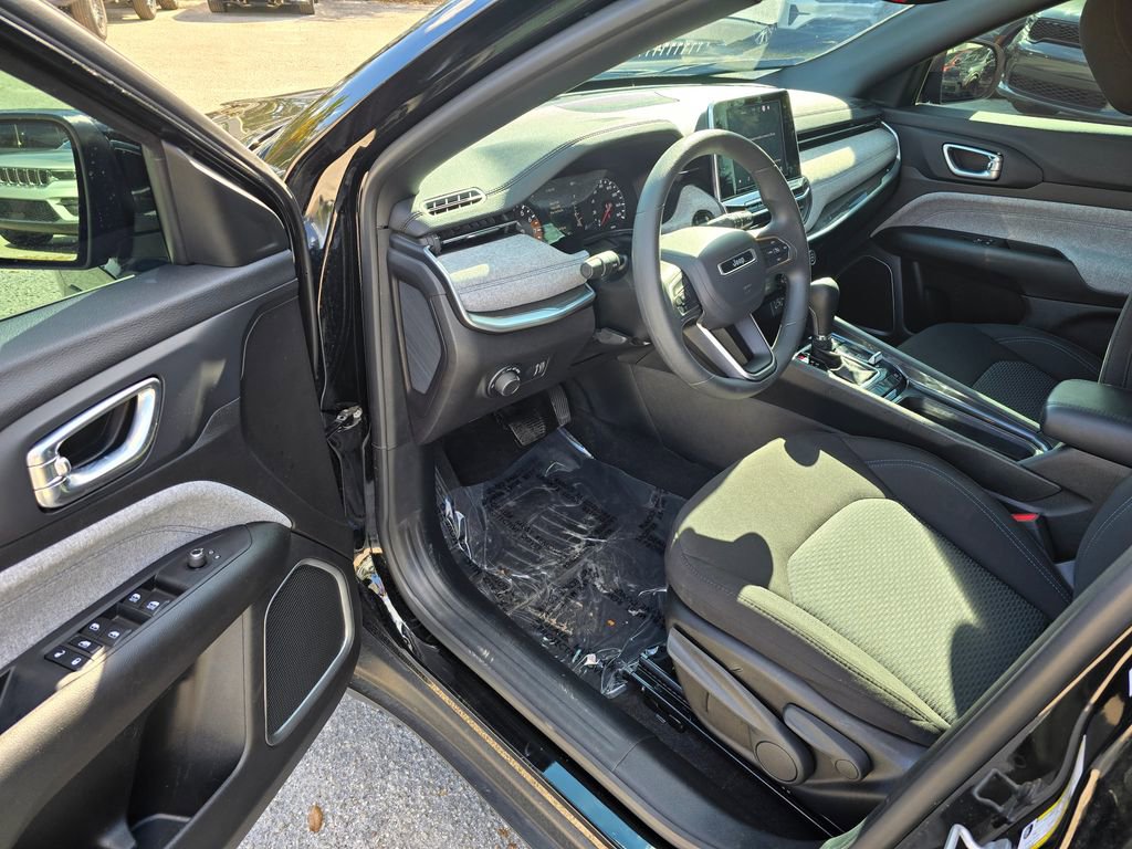 Used 2025 Jeep Compass Sport image 14