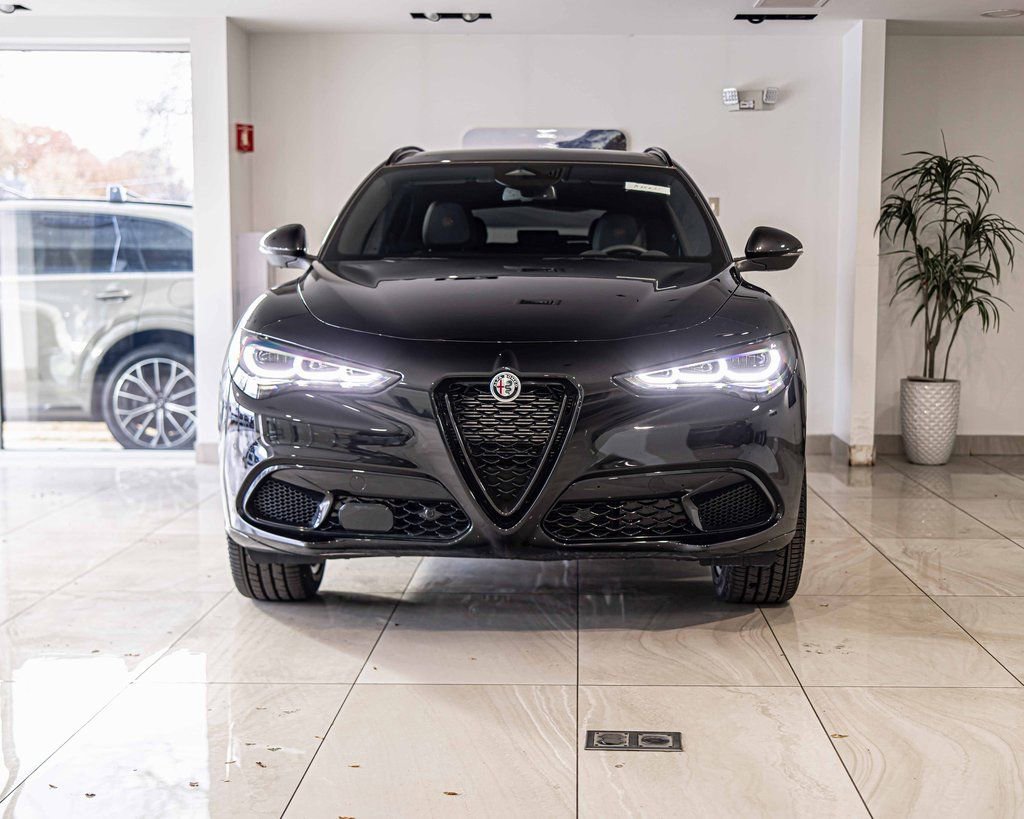 New 2025 Alfa Romeo Stelvio Sprint image 2