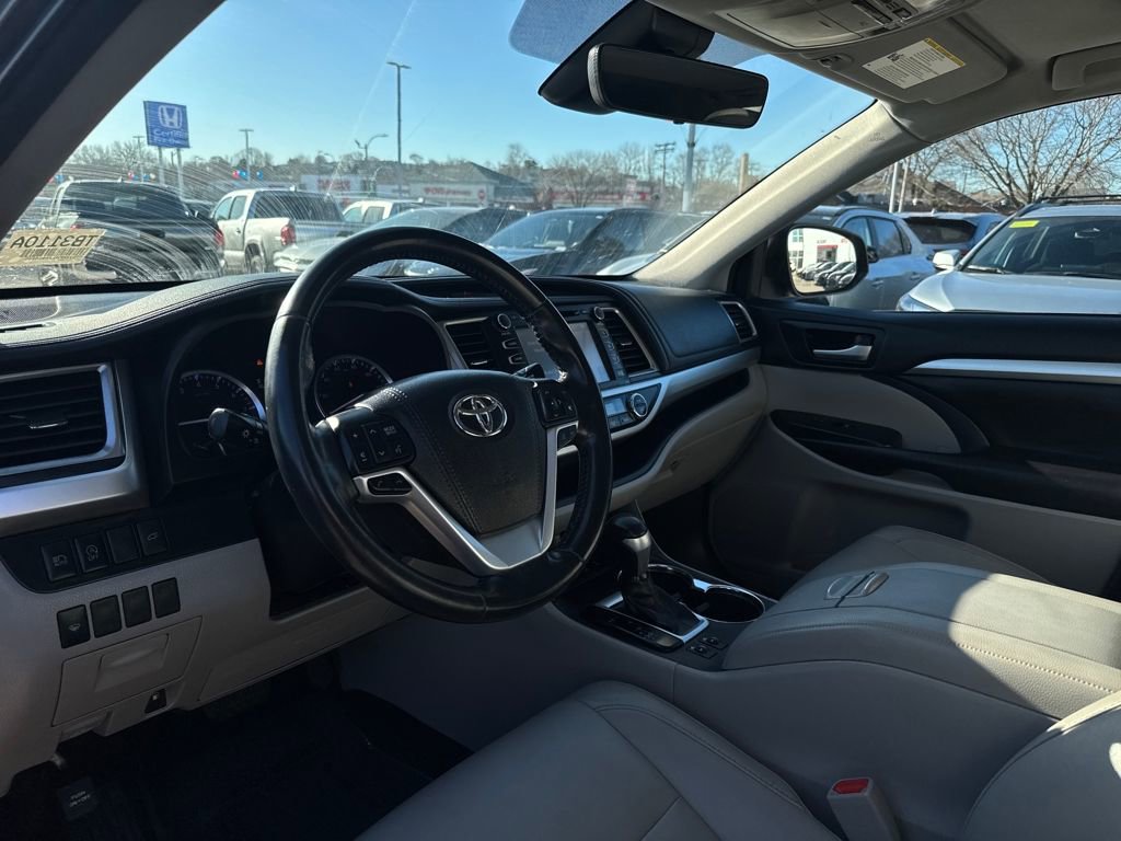 Used 2018 Toyota Highlander XLE image 16