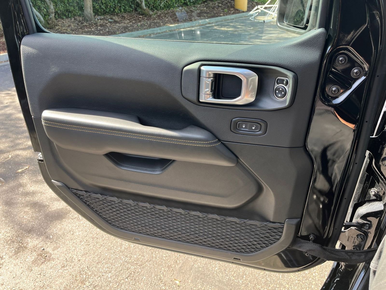 Used 2025 Jeep Wrangler Unlimited Sahara AWD/4WD image 18