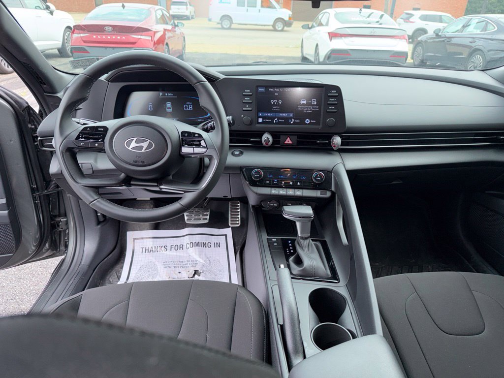Used 2025 Hyundai Elantra Sport FWD image 17