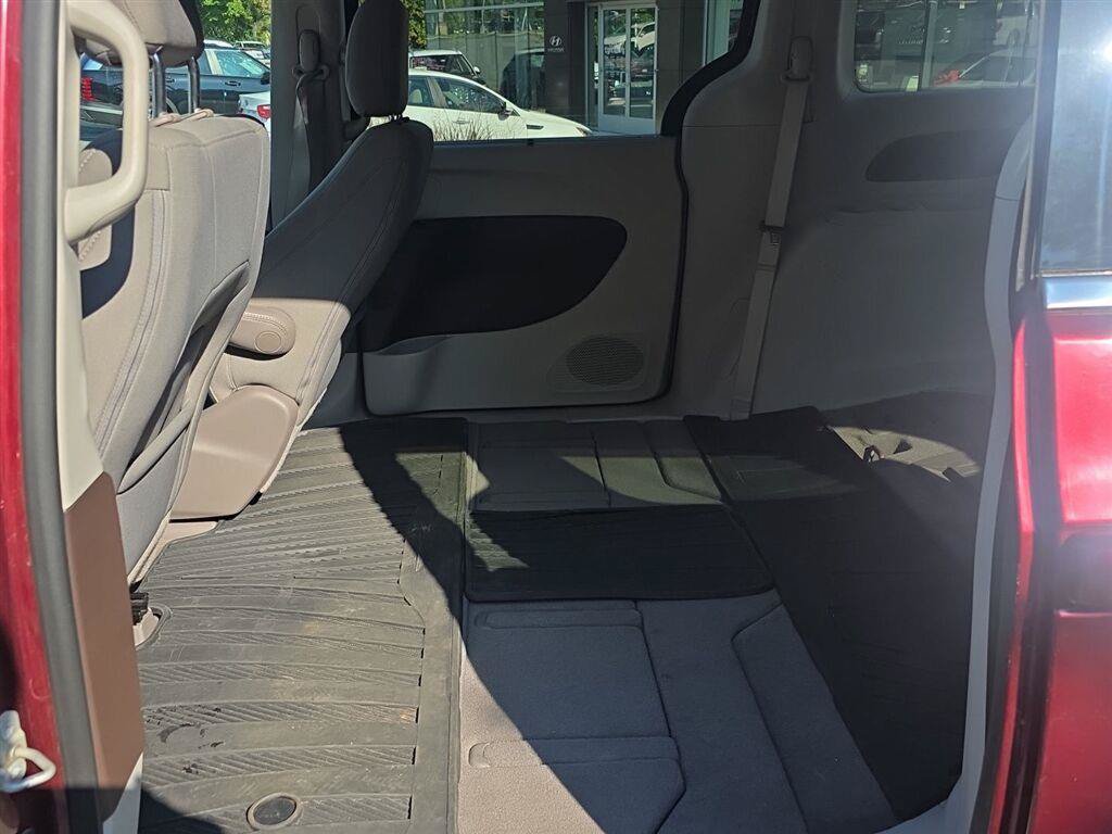 Used 2018 Chrysler Pacifica Touring Plus FWD image 14
