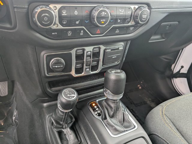 Used 2025 Jeep Wrangler Unlimited Sahara AWD/4WD image 26