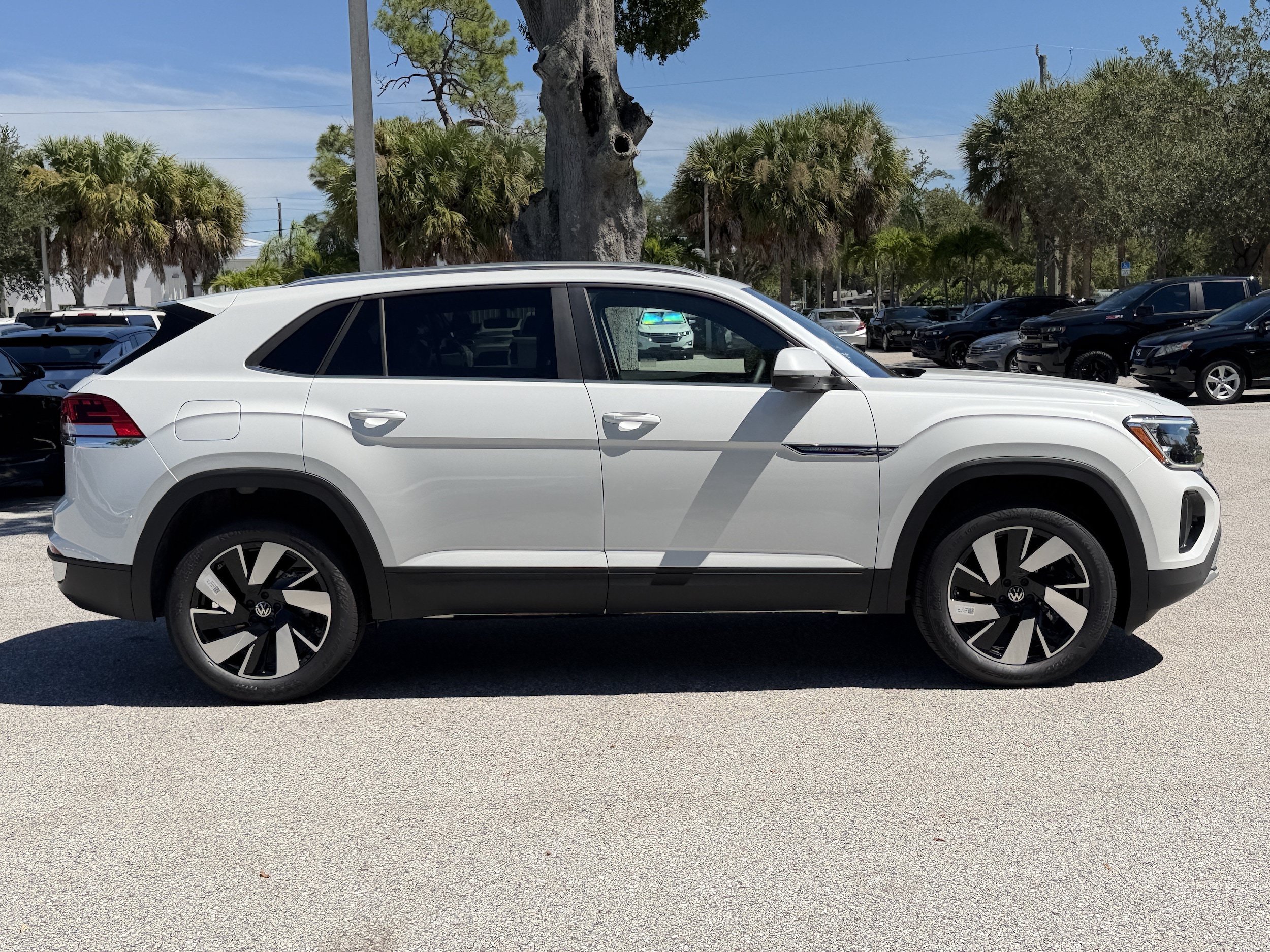 New 2026 Volkswagen Atlas Cross Sport SE FWD image 8